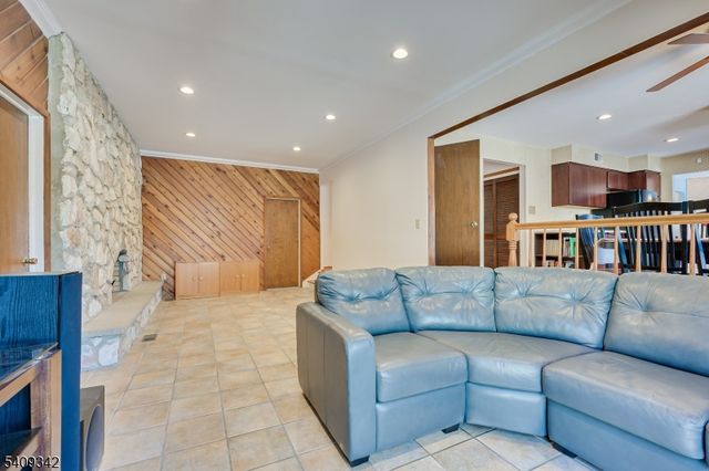 5 Woodmere Rd, North Brunswick Twp., NJ 08902