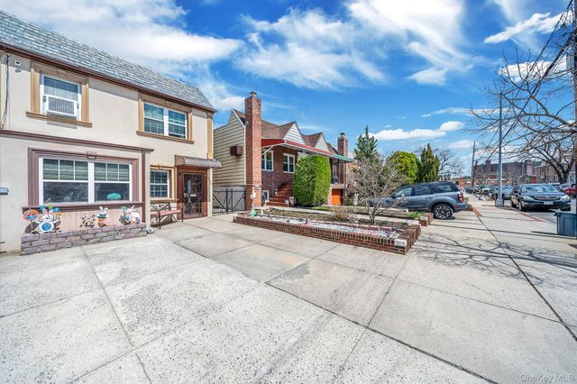 8605 77th Avenue, Glendale, NY 11385