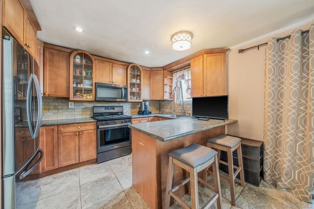8605 77th Avenue, Glendale, NY 11385