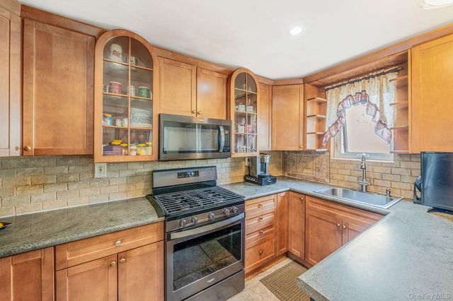 8605 77th Avenue, Glendale, NY 11385