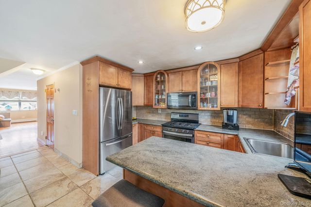 8605 77th Avenue, Glendale, NY 11385