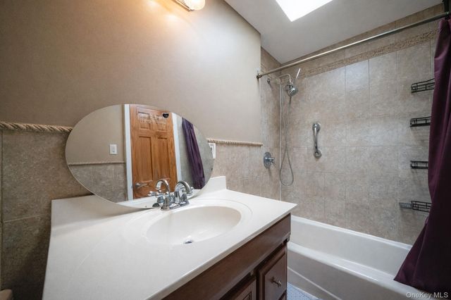 8605 77th Avenue, Glendale, NY 11385