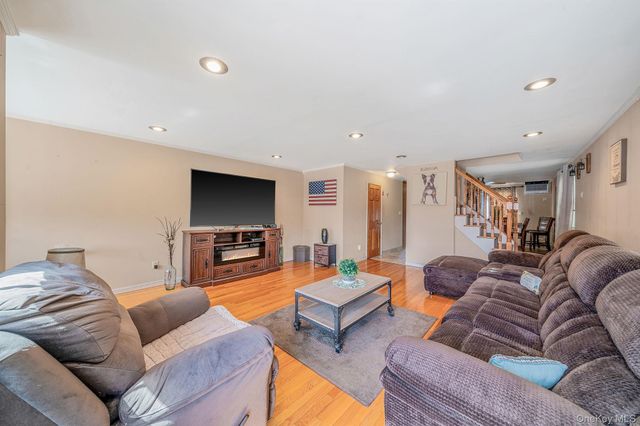 8605 77th Avenue, Glendale, NY 11385