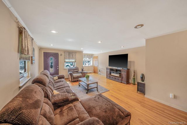 8605 77th Avenue, Glendale, NY 11385