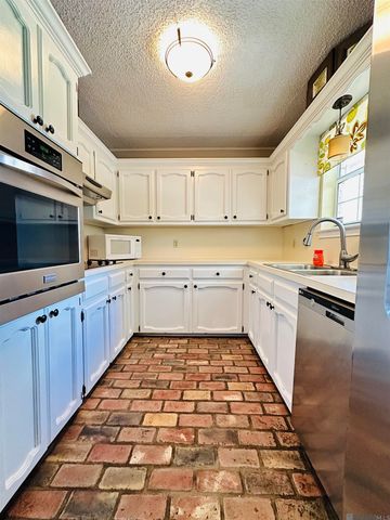 1320 Briarrose Dr, Baton Rouge, LA 70810