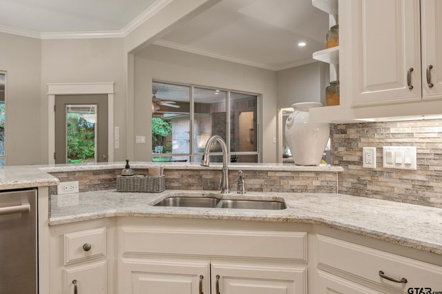 5723 Gloucester Dr, Tyler, TX 75707