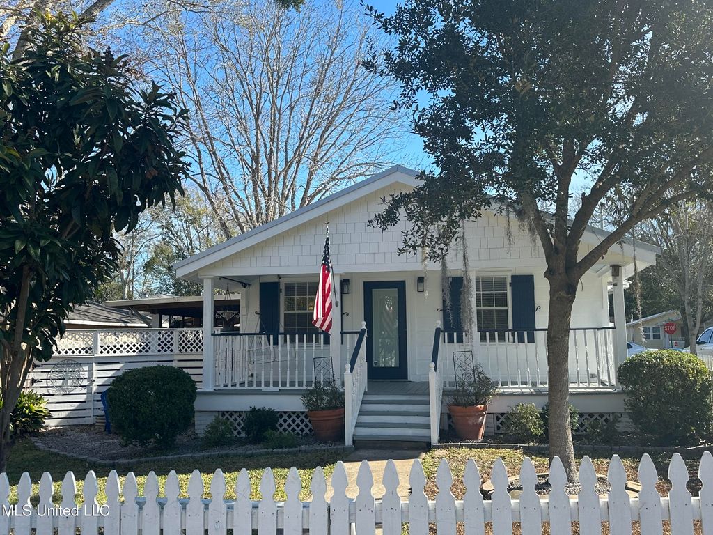 502 Russell Avenue, Ocean Springs, MS 39564