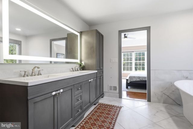 12 MANOR RD, Newtown, PA 18940