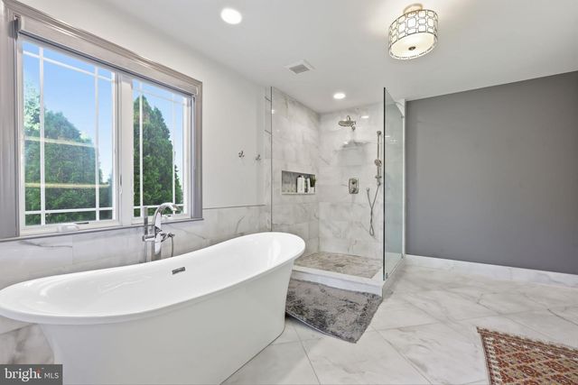 12 MANOR RD, Newtown, PA 18940