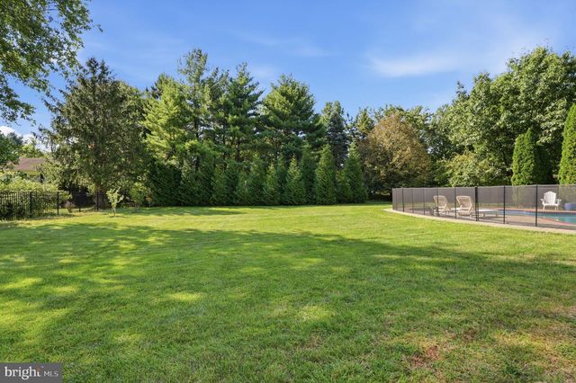 12 MANOR RD, Newtown, PA 18940