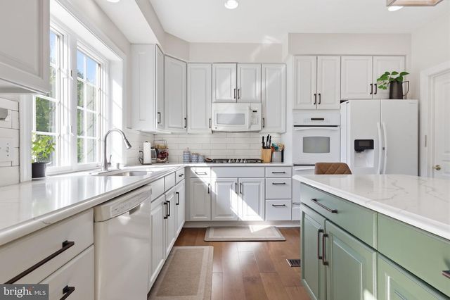12 MANOR RD, Newtown, PA 18940