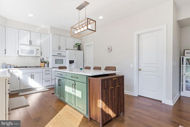 12 MANOR RD, Newtown, PA 18940