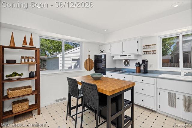 1918 Massoit Road, Royal Oak, MI 48073