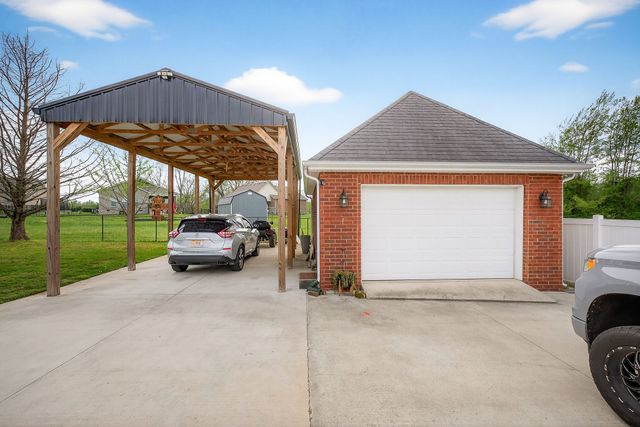 195 Stonegate Dr, Smithville, TN 37166