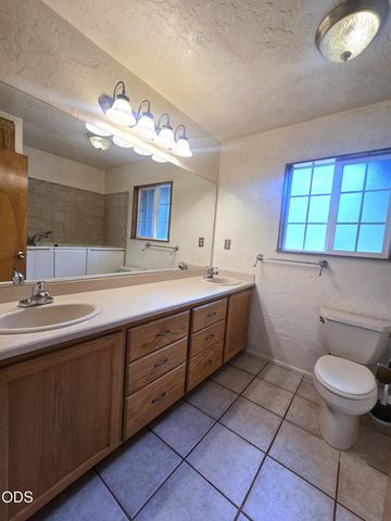 533 NW Midland Avenue, Grants Pass, OR 97526