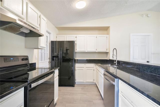 370 N LAKE AVENUE, Apopka, FL 32703