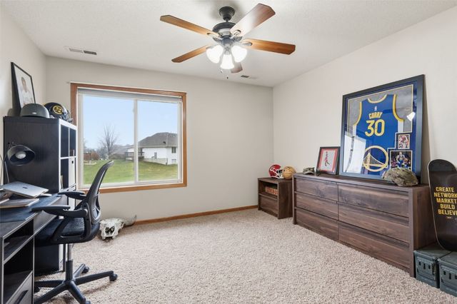 3335 Stoneview Circle SW, Cedar Rapids, IA 52404