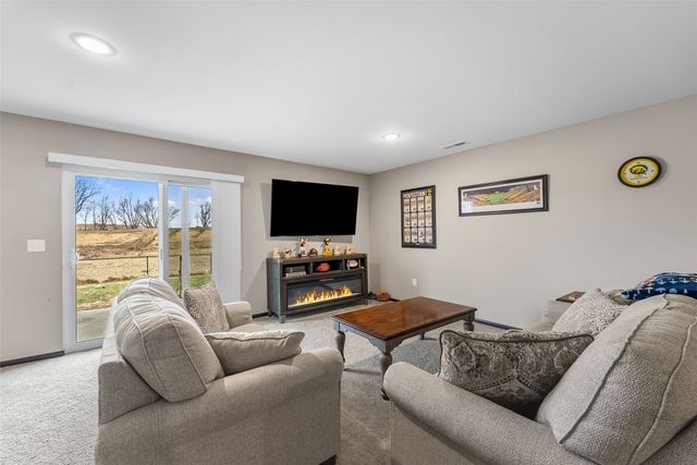 312 Dawson Dr, West Branch, IA 52358