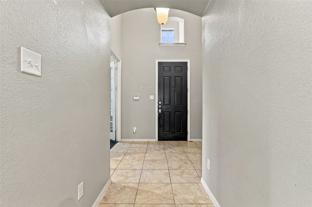 1136 Crest Meadow Drive, Fort Worth, TX 76052 — photo 2