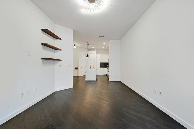 800 Embassy DR 411, Austin, TX 78702