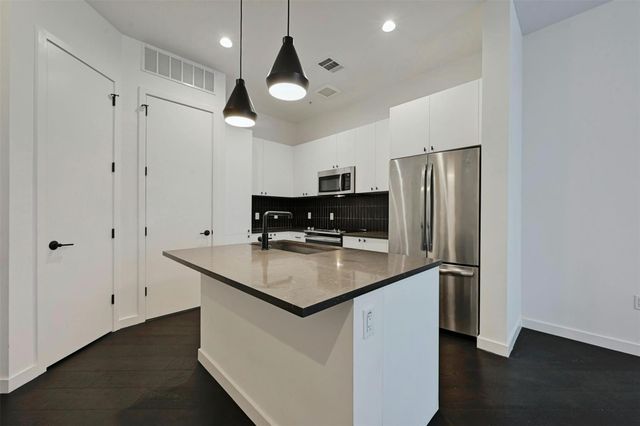 800 Embassy DR 411, Austin, TX 78702