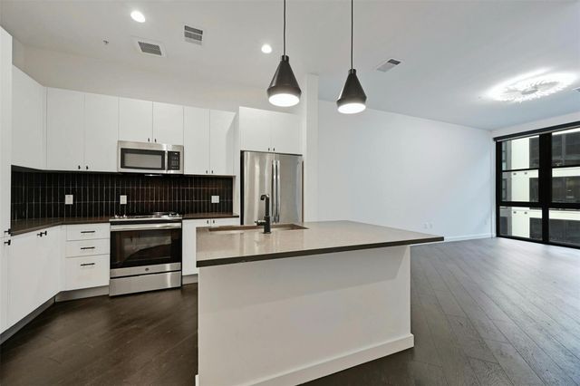 800 Embassy DR 411, Austin, TX 78702