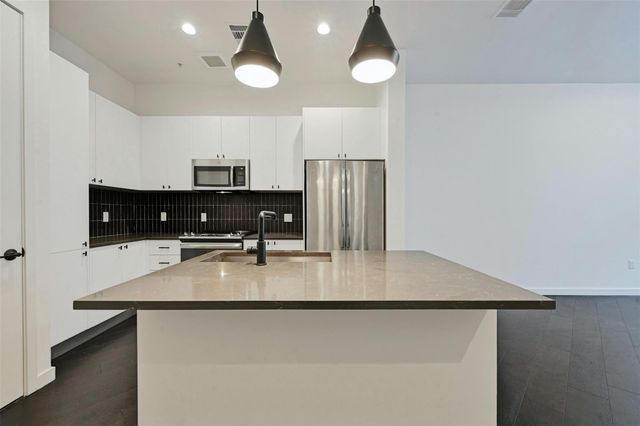 800 Embassy DR 411, Austin, TX 78702