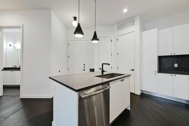 800 Embassy DR 411, Austin, TX 78702