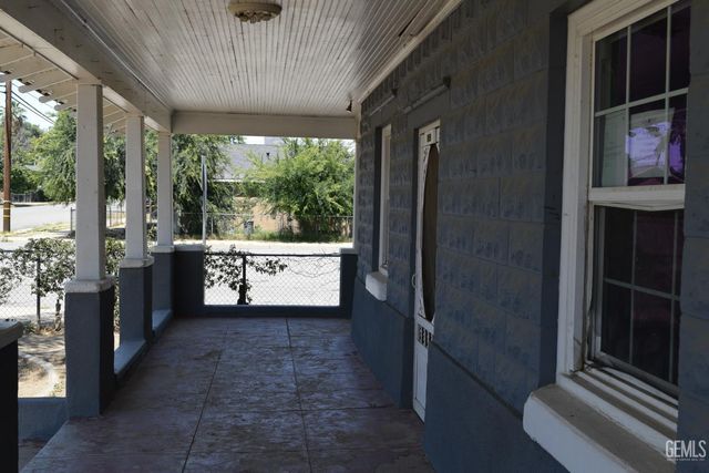 1033 Kern Street, Bakersfield, CA 93305