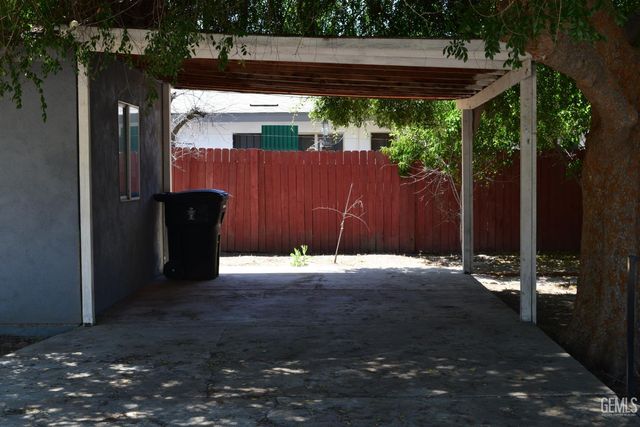 1033 Kern Street, Bakersfield, CA 93305