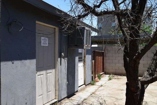 1033 Kern Street, Bakersfield, CA 93305