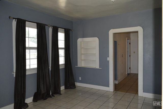 1033 Kern Street, Bakersfield, CA 93305