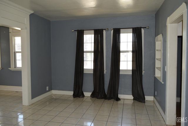 1033 Kern Street, Bakersfield, CA 93305