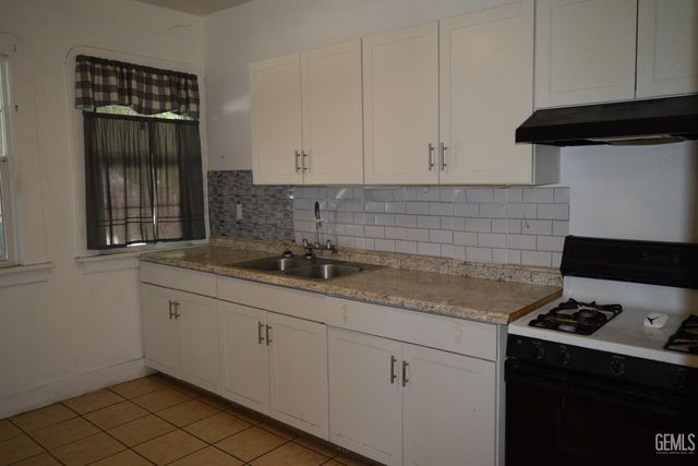 1033 Kern Street, Bakersfield, CA 93305