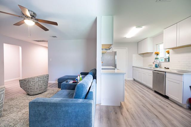 8710 Valley Flag, Houston, TX 77078