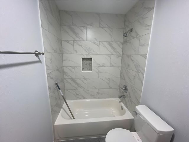 8710 Valley Flag, Houston, TX 77078