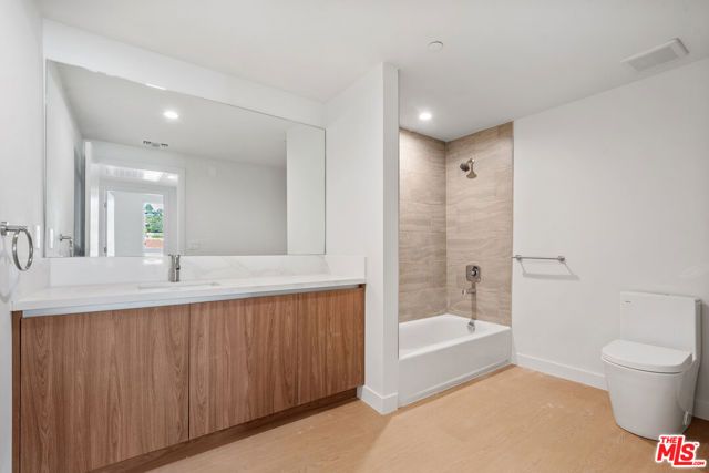 1717 Winona Boulevard 204, Los Angeles, CA 90027