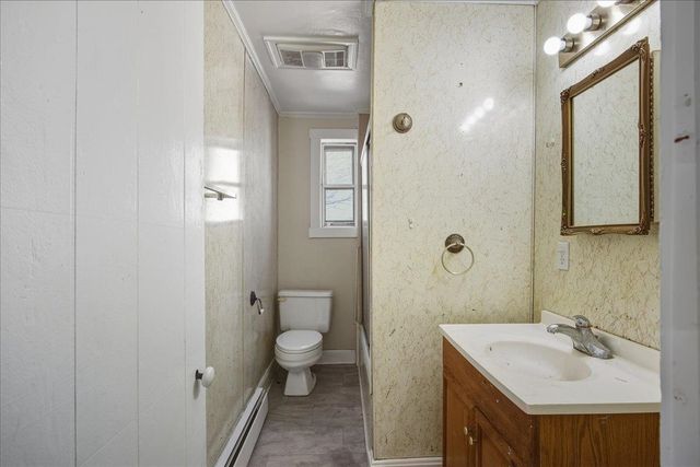 9525 S CONGRESS ST, New Market, VA 22844