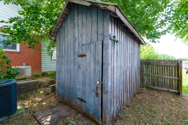 9525 S CONGRESS ST, New Market, VA 22844