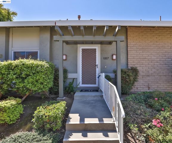 1327 Star Bush Ln, San Jose, CA 95118