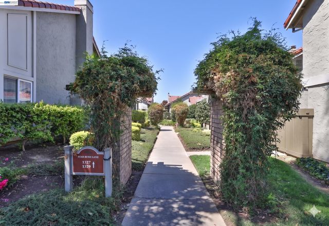 1327 Star Bush Ln, San Jose, CA 95118