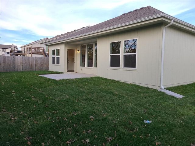 2212 Pemberton Drive, Harrisonville, MO 64701