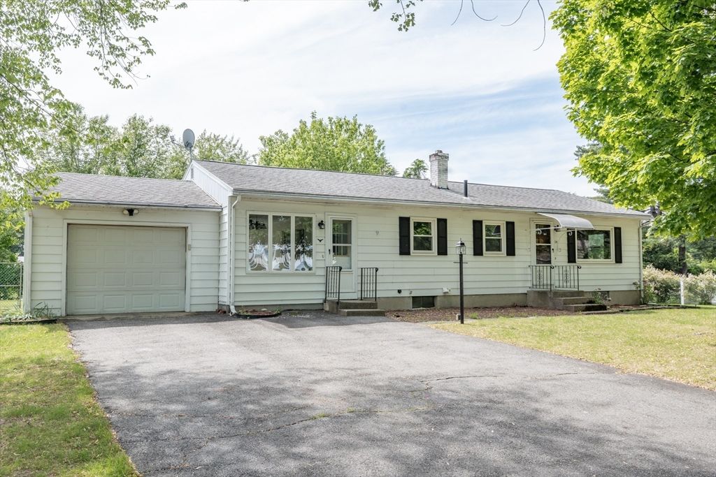 24 Harwich Rd, East Longmeadow, MA 01028