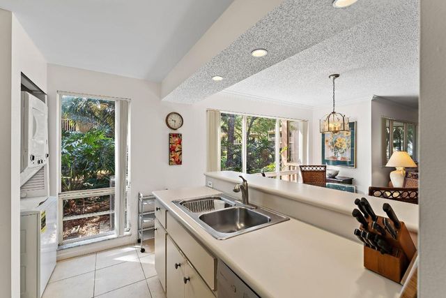 527 Brackenwood Place, Palm Beach Gardens, FL 33418