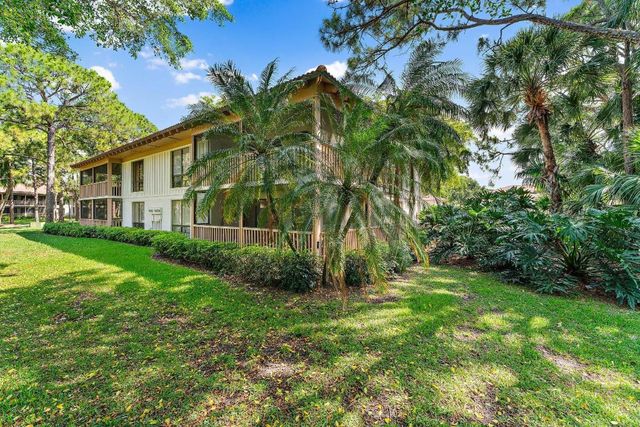 527 Brackenwood Place, Palm Beach Gardens, FL 33418