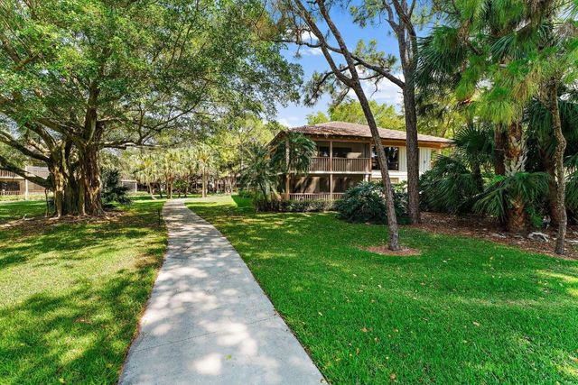 527 Brackenwood Place, Palm Beach Gardens, FL 33418