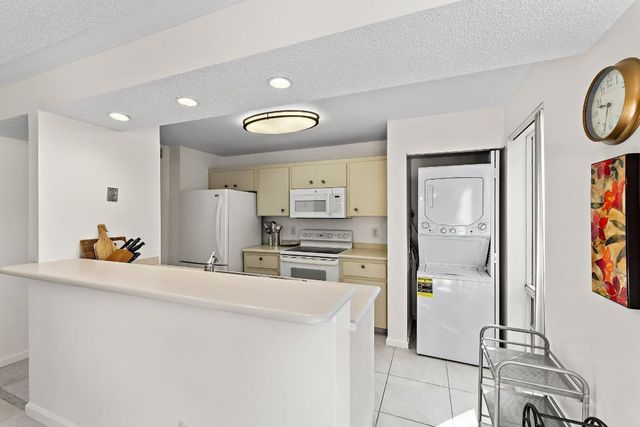 527 Brackenwood Place, Palm Beach Gardens, FL 33418