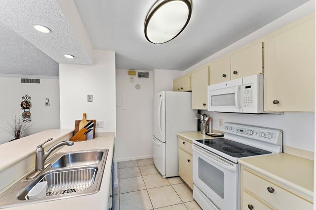 527 Brackenwood Place, Palm Beach Gardens, FL 33418