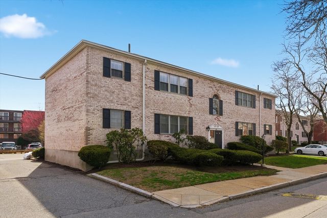 207 Lake Shore 2, Boston, MA 02135