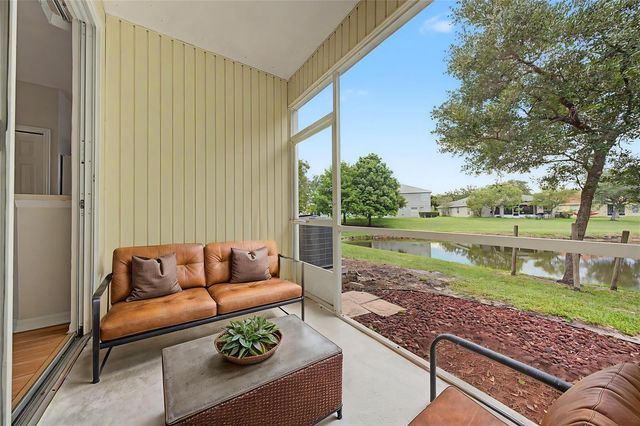 12216 COUNTRY WHITE CIRCLE 12216, Tampa, FL 33635